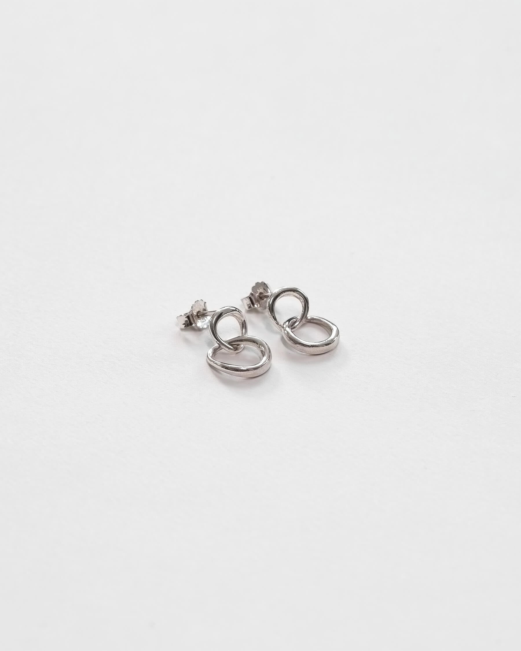 Örhängen med liten ring på stift och större hängande ring undertill i 925 Sterling silver.