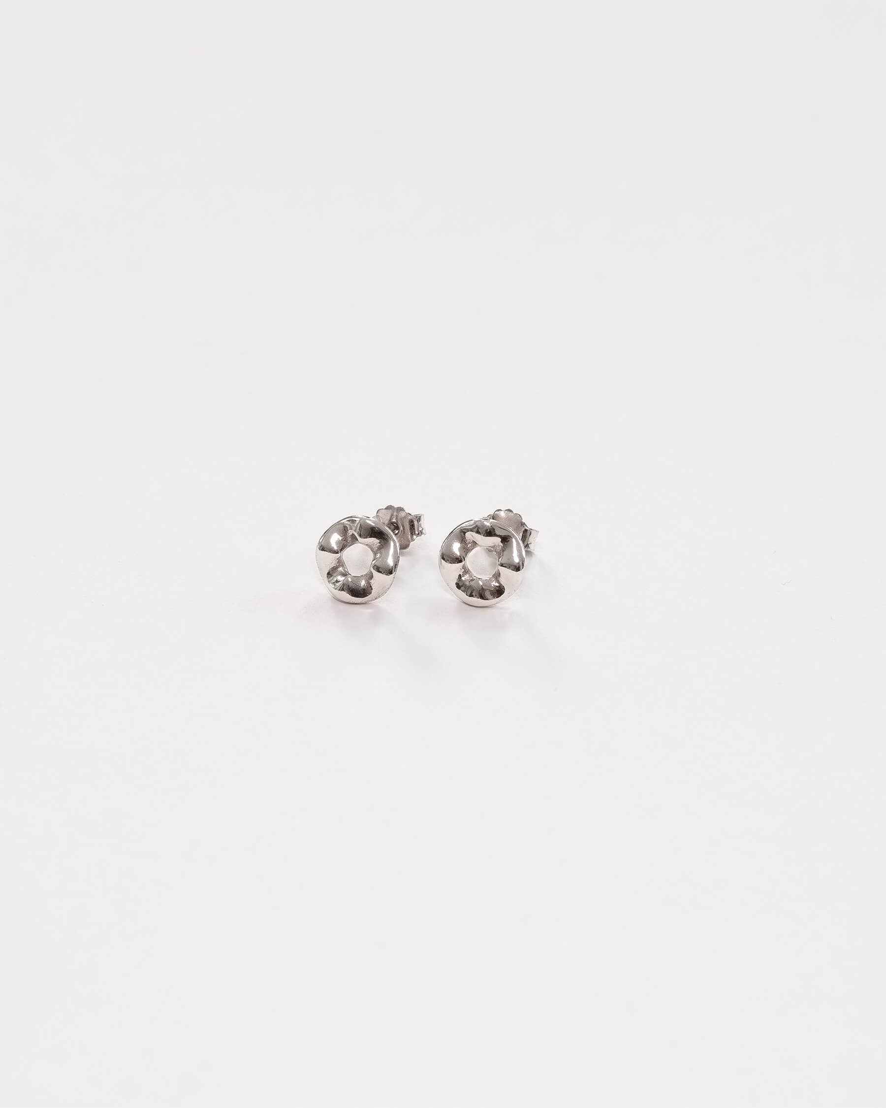 Studs (örhängen) med små vågformade cirklar i 925 Sterling silver.