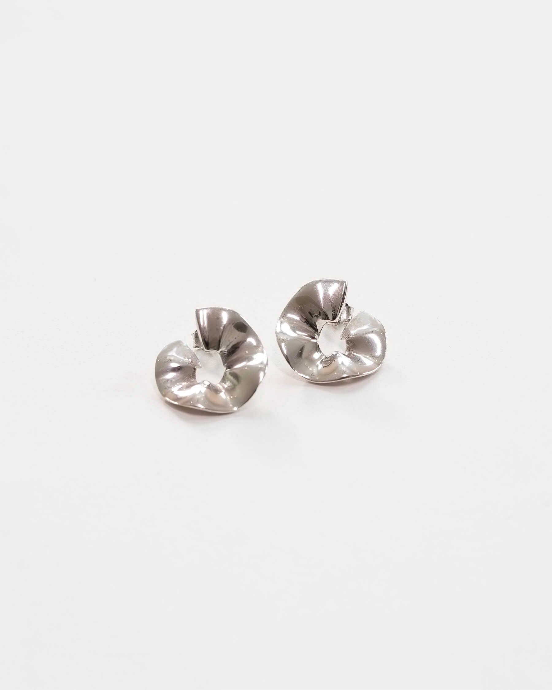 Större runda vågformade studs (örhängen) i 925 Sterling silver.
