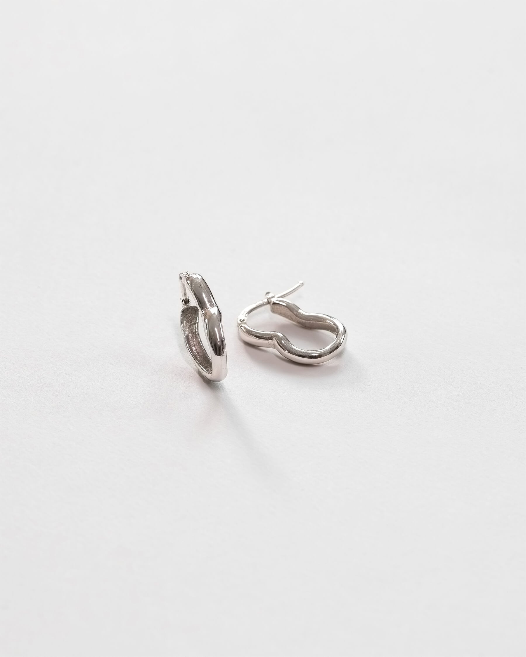 Ovala vågiga hoops (örhängen) i 925 Sterling silver.