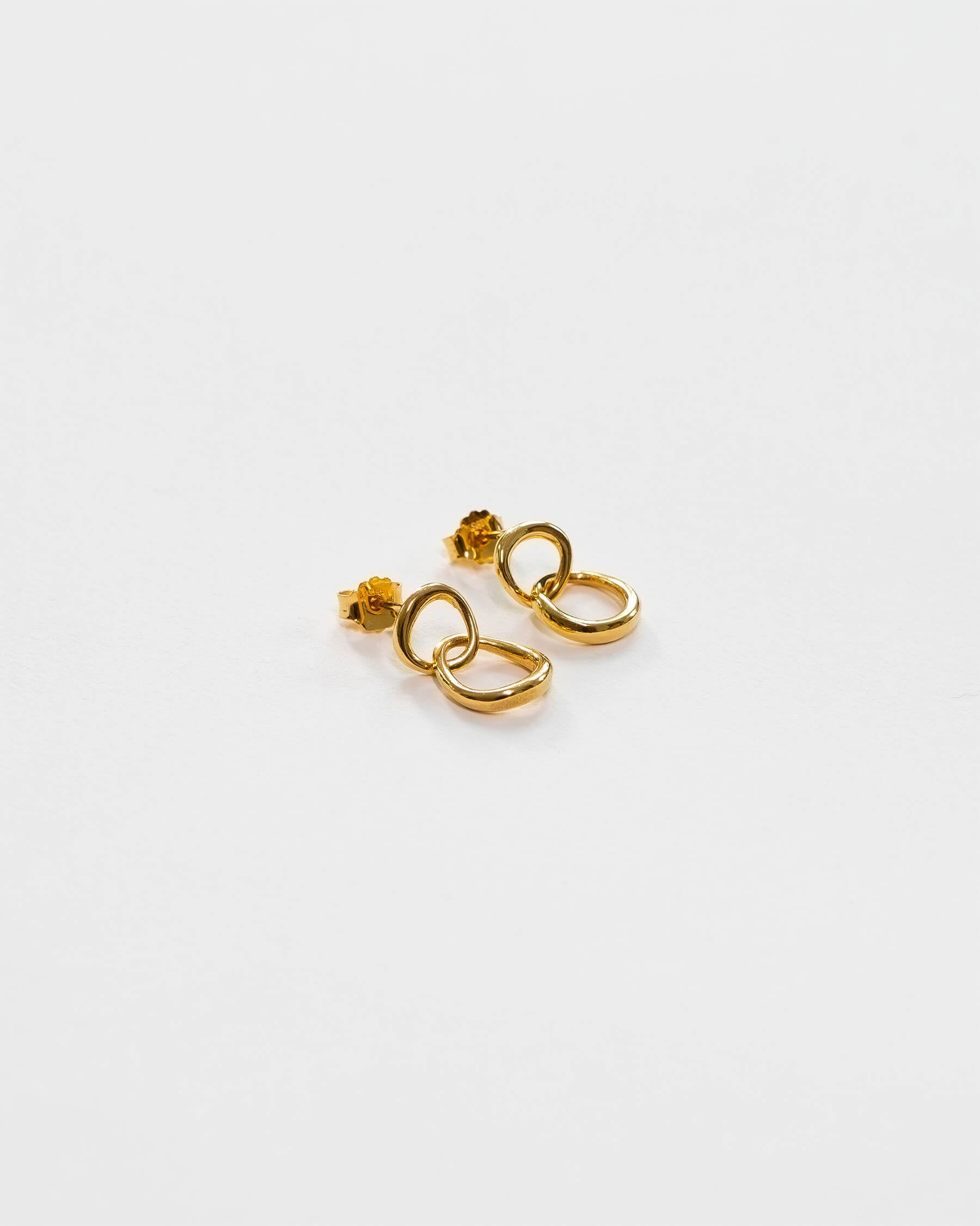 Örhängen med liten ring på stift och större hängande ring undertill i guldpläterat 925 Sterling silver.