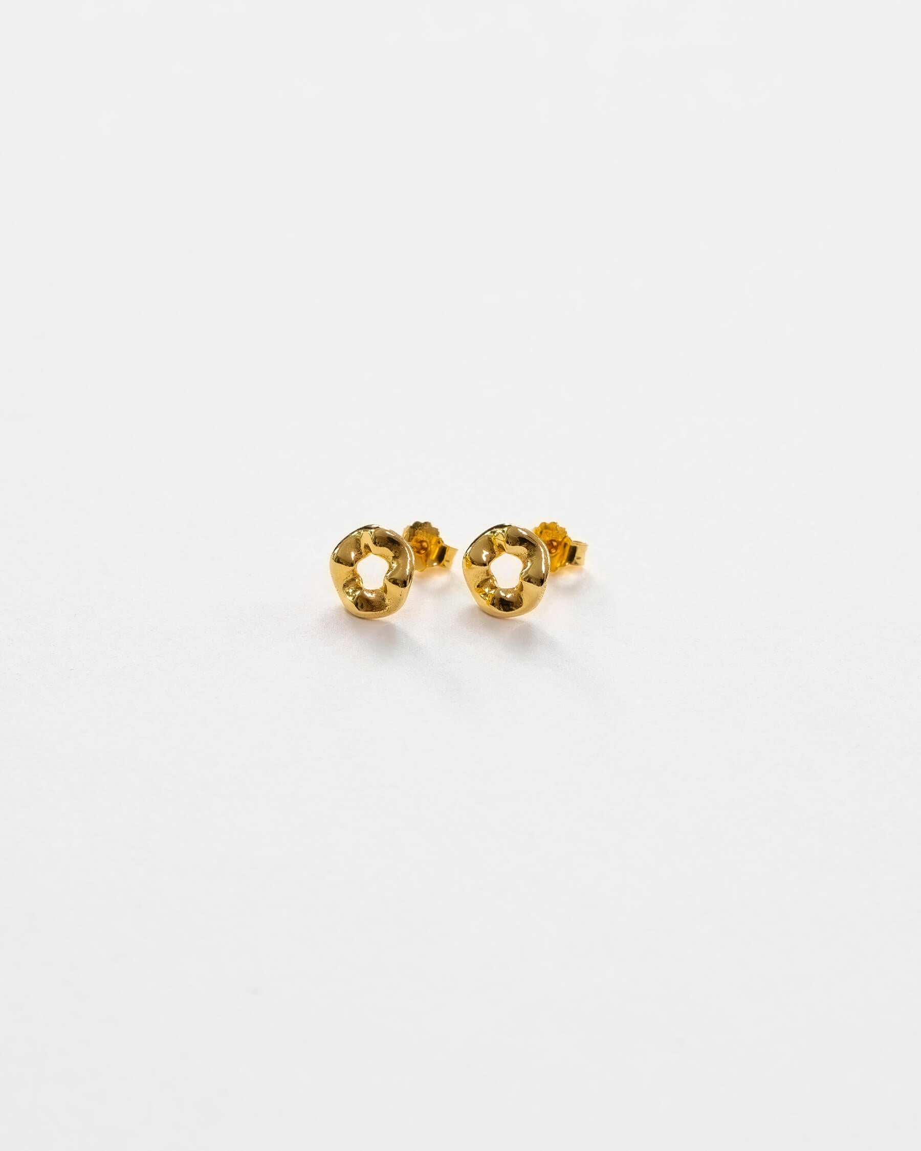 Studs (örhängen) med små vågformade cirklar i guldpläterat 925 Sterling silver.