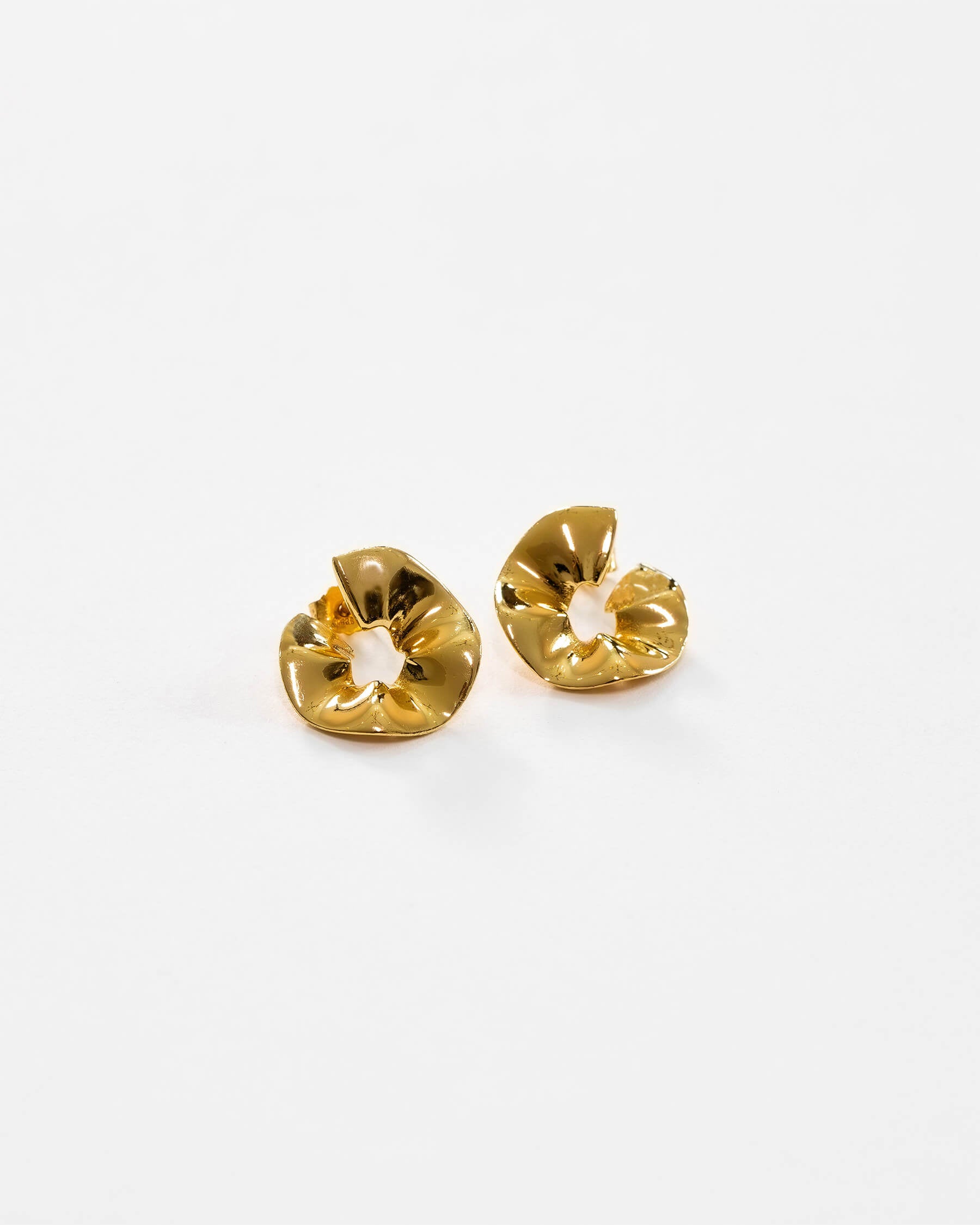 Större runda vågformade studs (örhängen) i guldpläterat 925 Sterling silver.