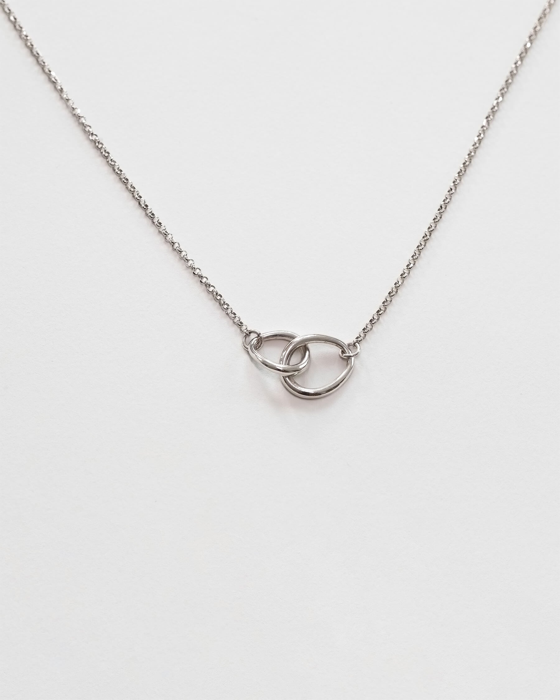 Halsband med kedja och två ihopsittande ringar i 925 Sterling silver.