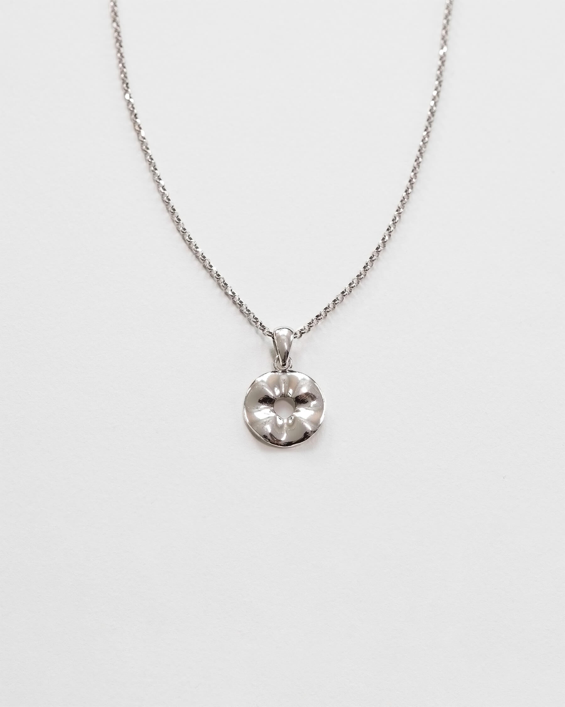 Halskedja med runt vågformat hängsmycke i 925 Sterling silver.
