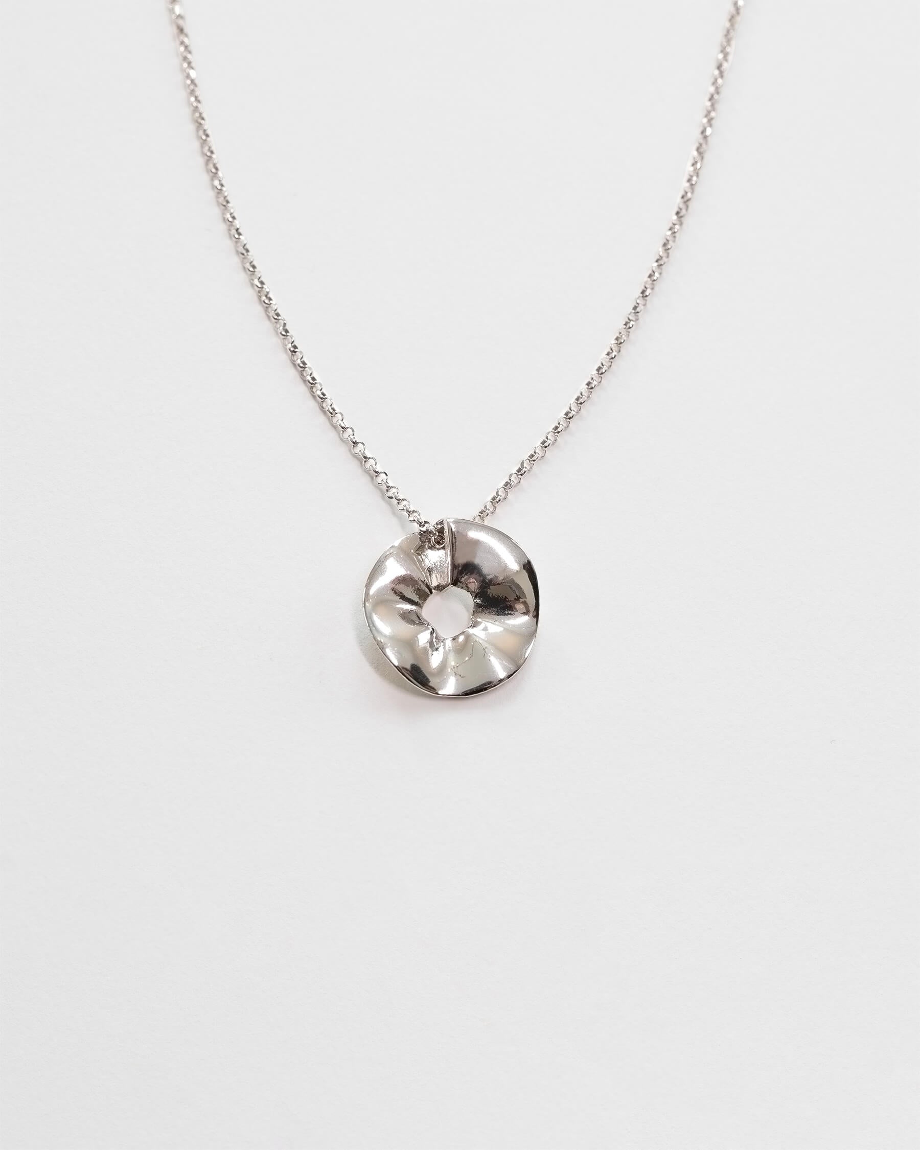Halskedja med medelstort runt vågformat hängsmycke i 925 Sterling silver.