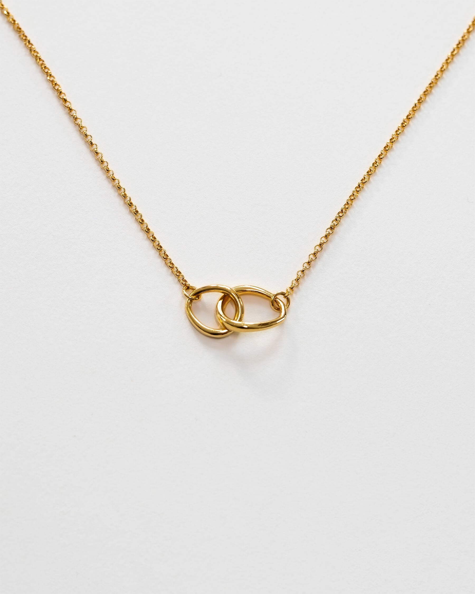Halsband med kedja och två ihopsittande ringar i guldpläterat 925 Sterling silver.