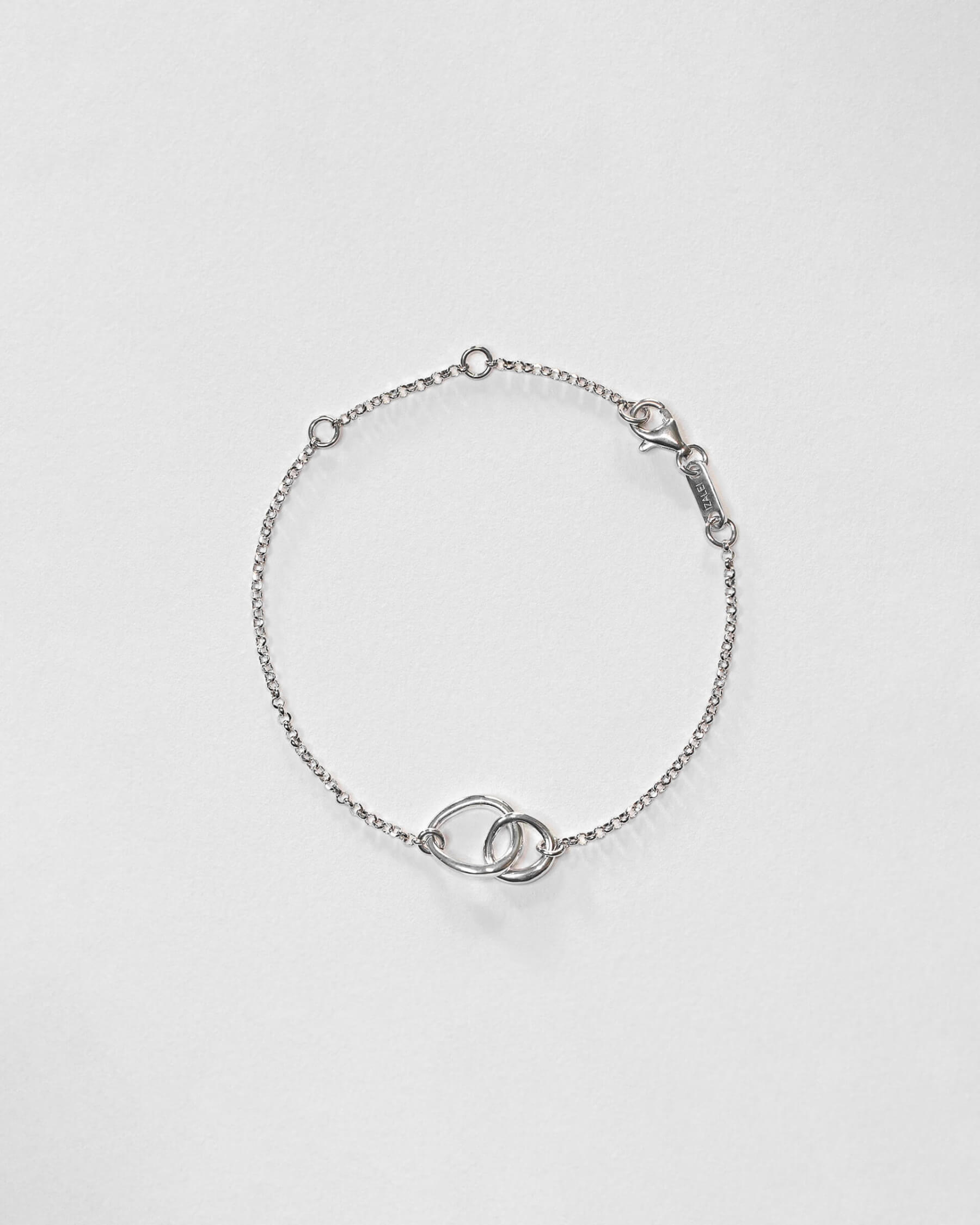 Armband med kedja och två ihopsittande ringar i 925 Sterling silver.
