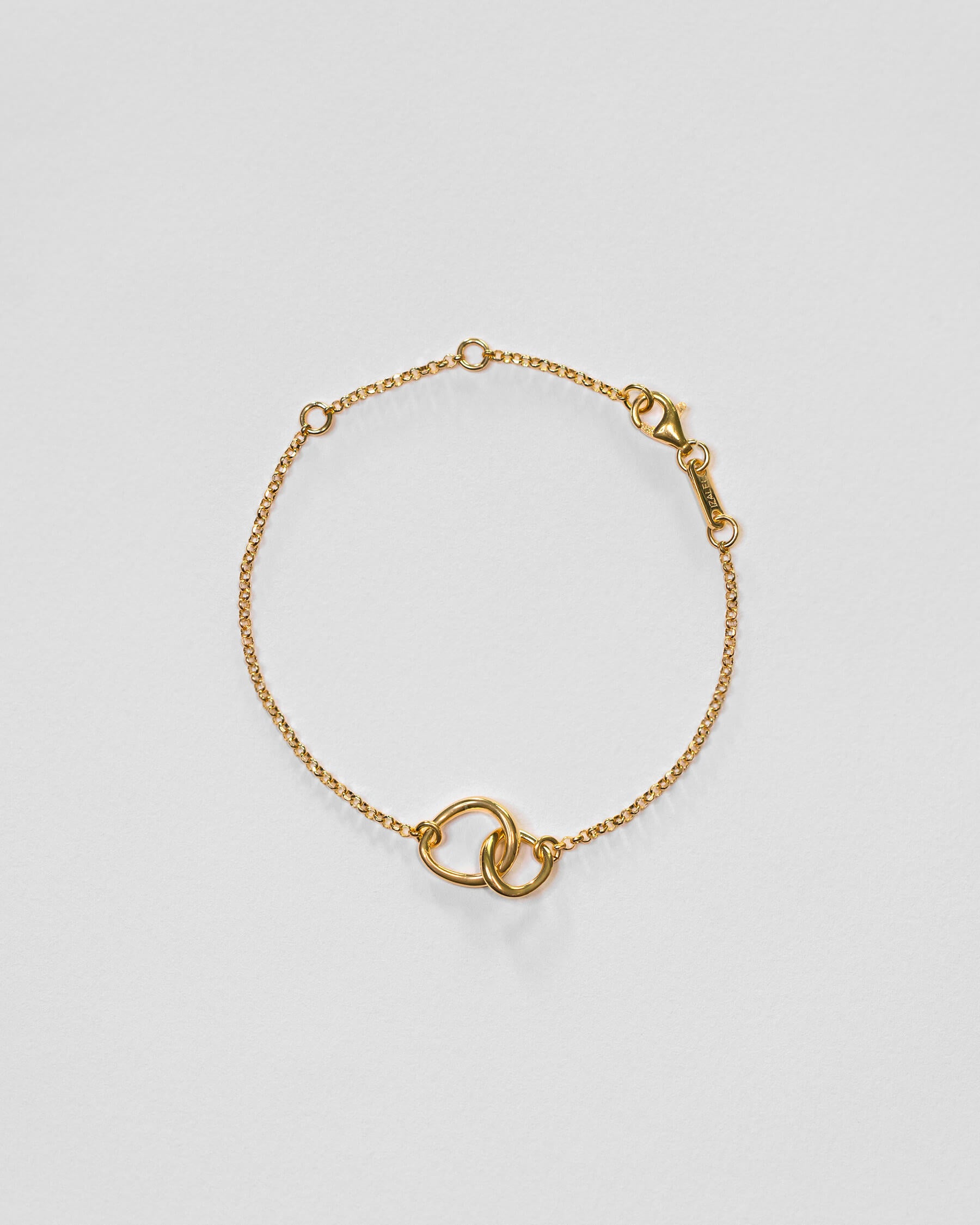 Armband med kedja och två ihopsittande ringar i guldpläterat 925 Sterling silver.