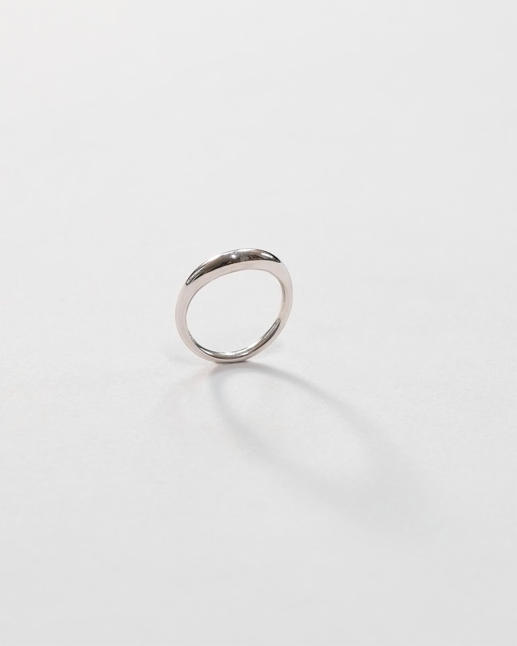 Tunn vågformad ring i 925 Sterling silver.