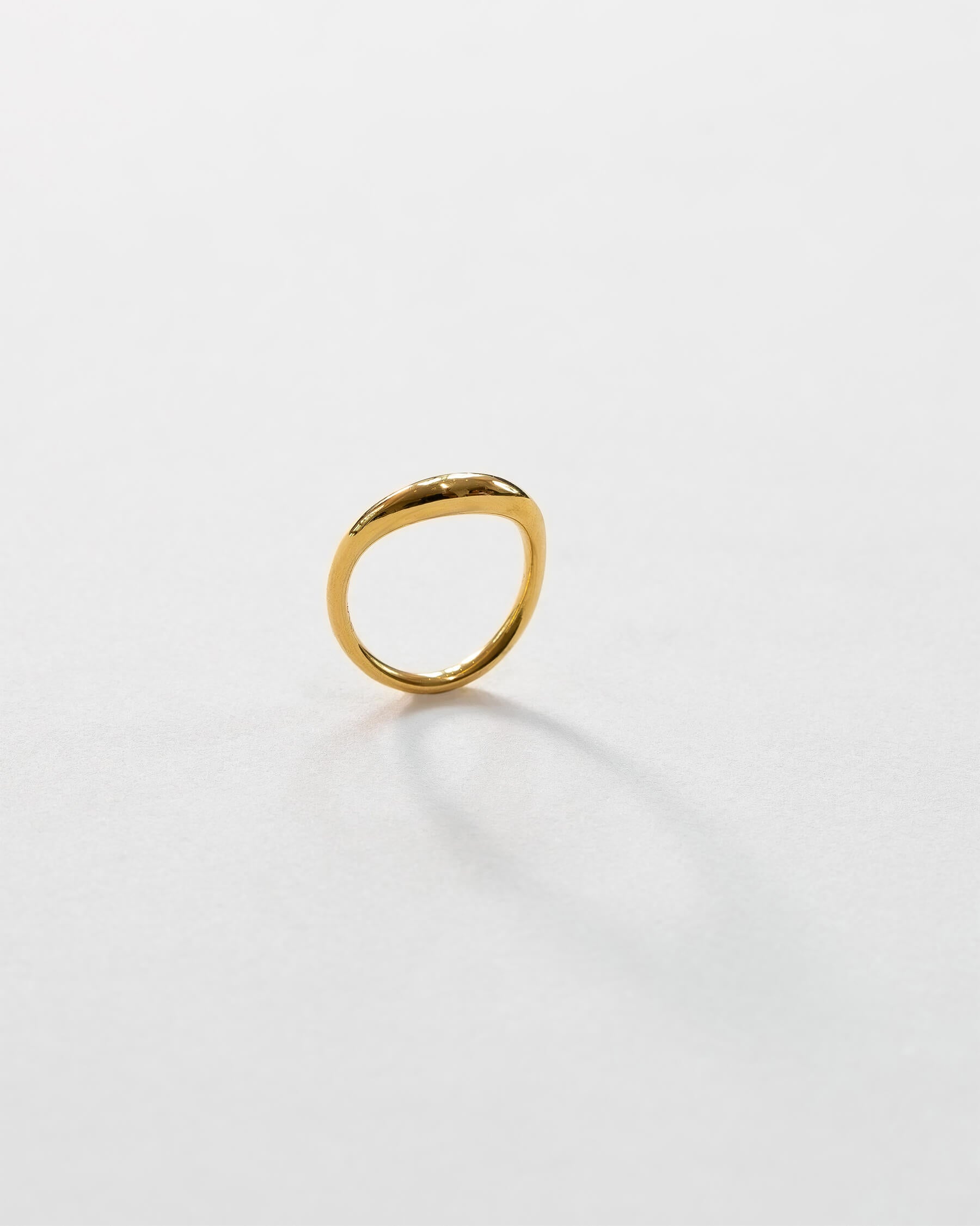 Tunn vågformad ring i guldpläterat 925 Sterling silver.