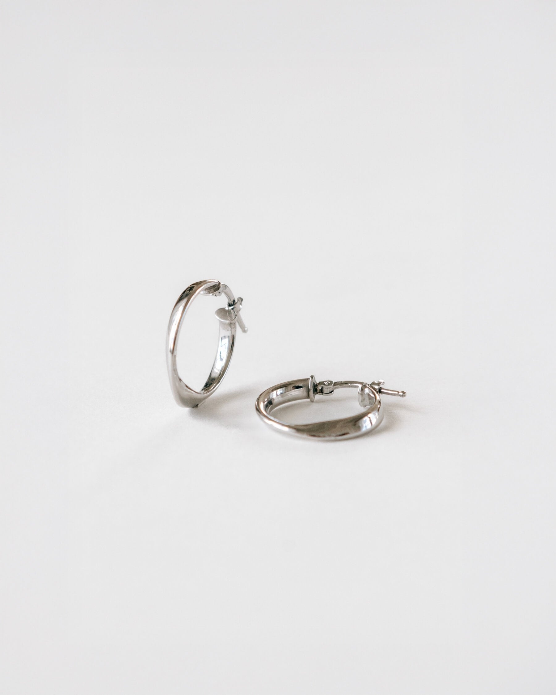 Runda, lätt vridna, hoops (örhängen) i rhodiumpläterat 925 Sterling silver.