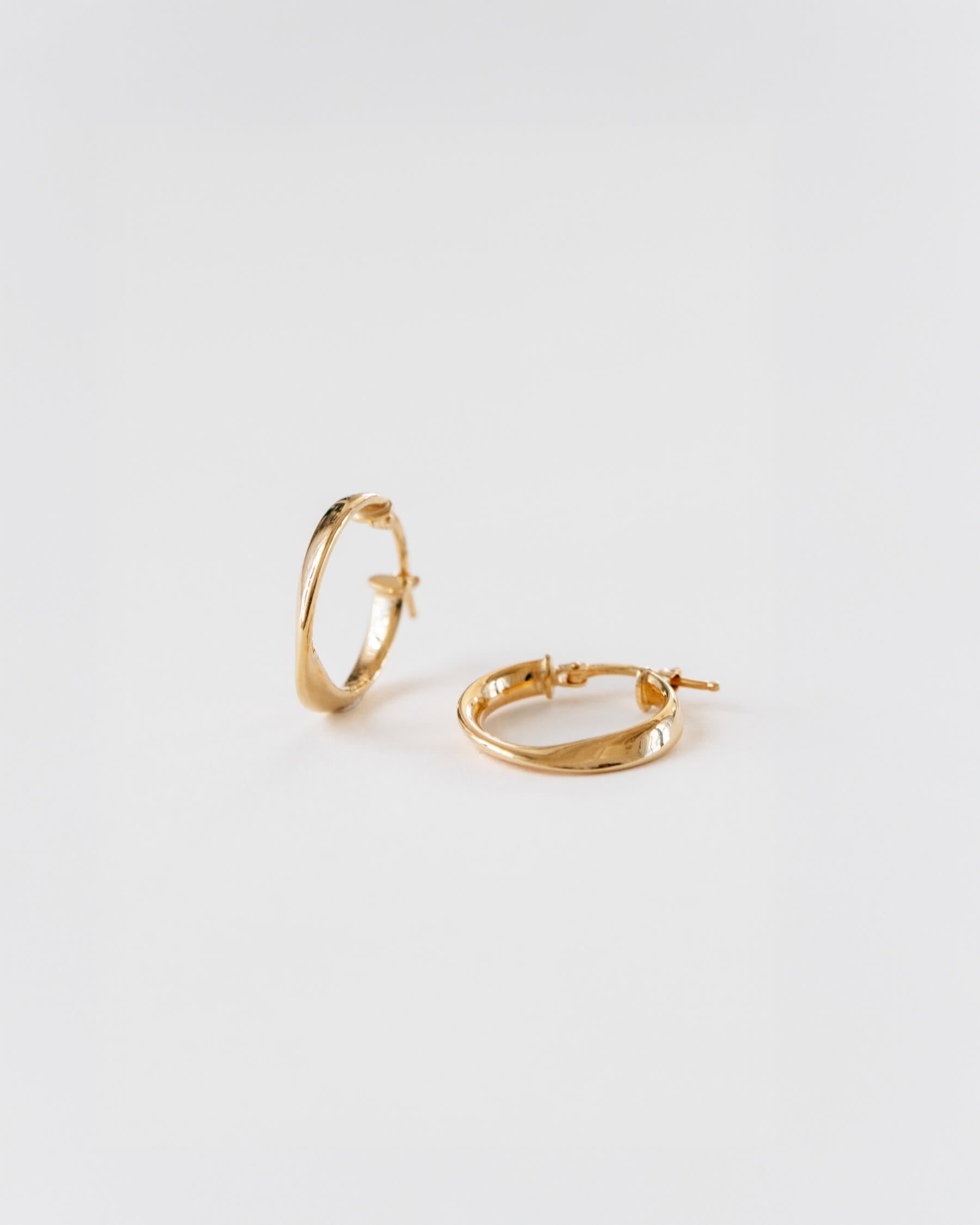 Runda, lätt vridna, hoops (örhängen) i guldpläterat 925 Sterling silver.