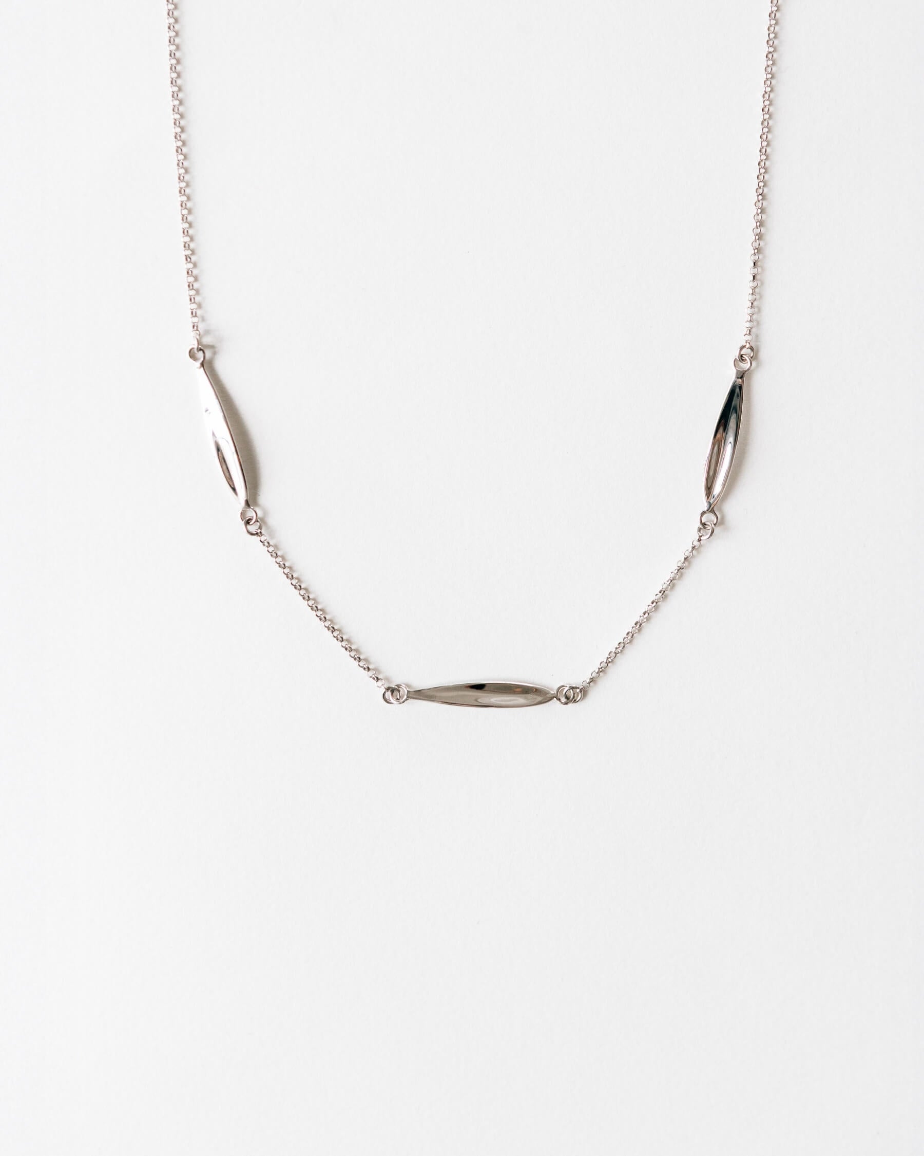 Halskedja med 3 stiliserade olivbladsformade plattor i rhodiumpläterat 925 Sterling silver.