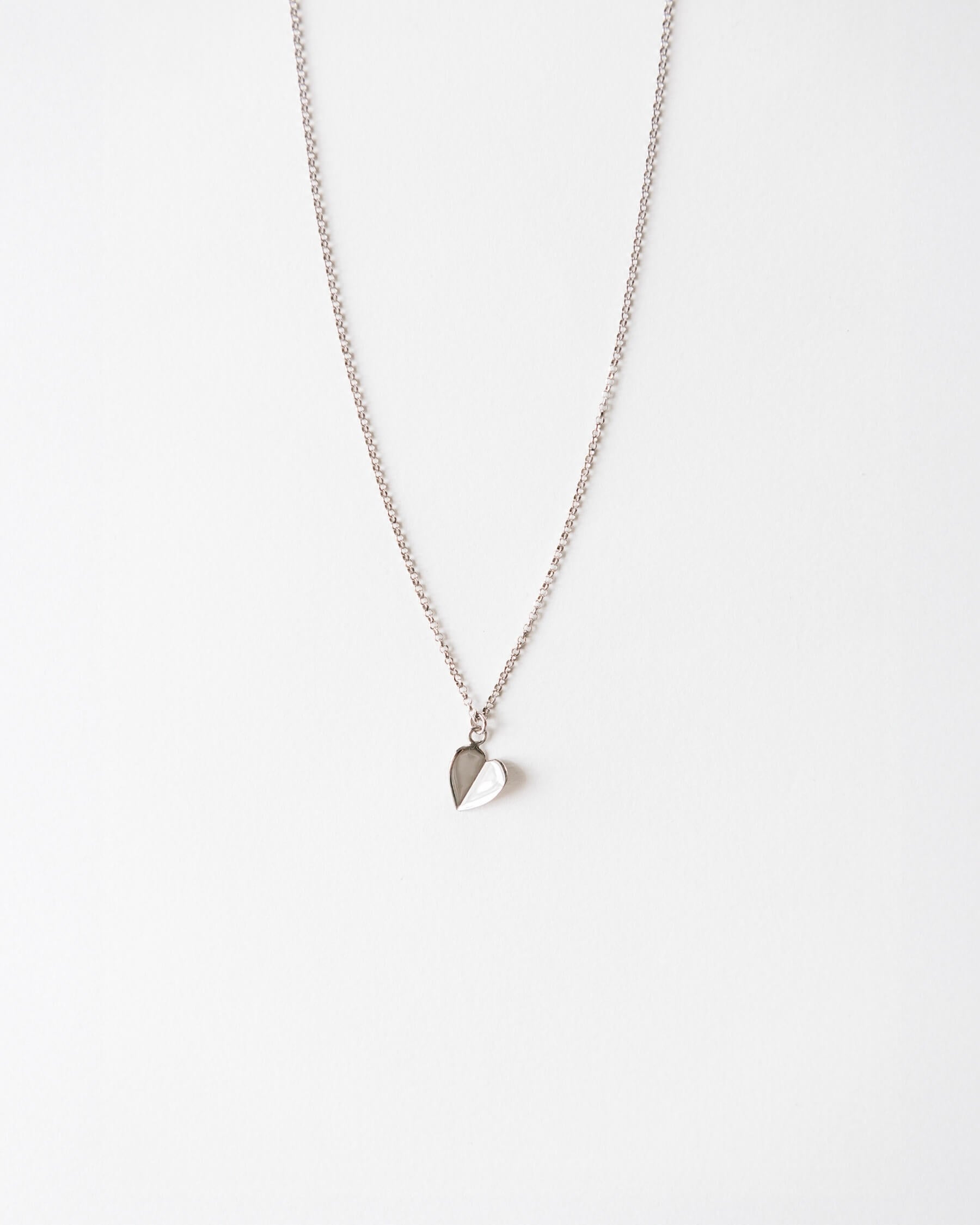 Halskedja med hjärtformat hängsmycke i rhodiumpläterat 925 Sterling silver.