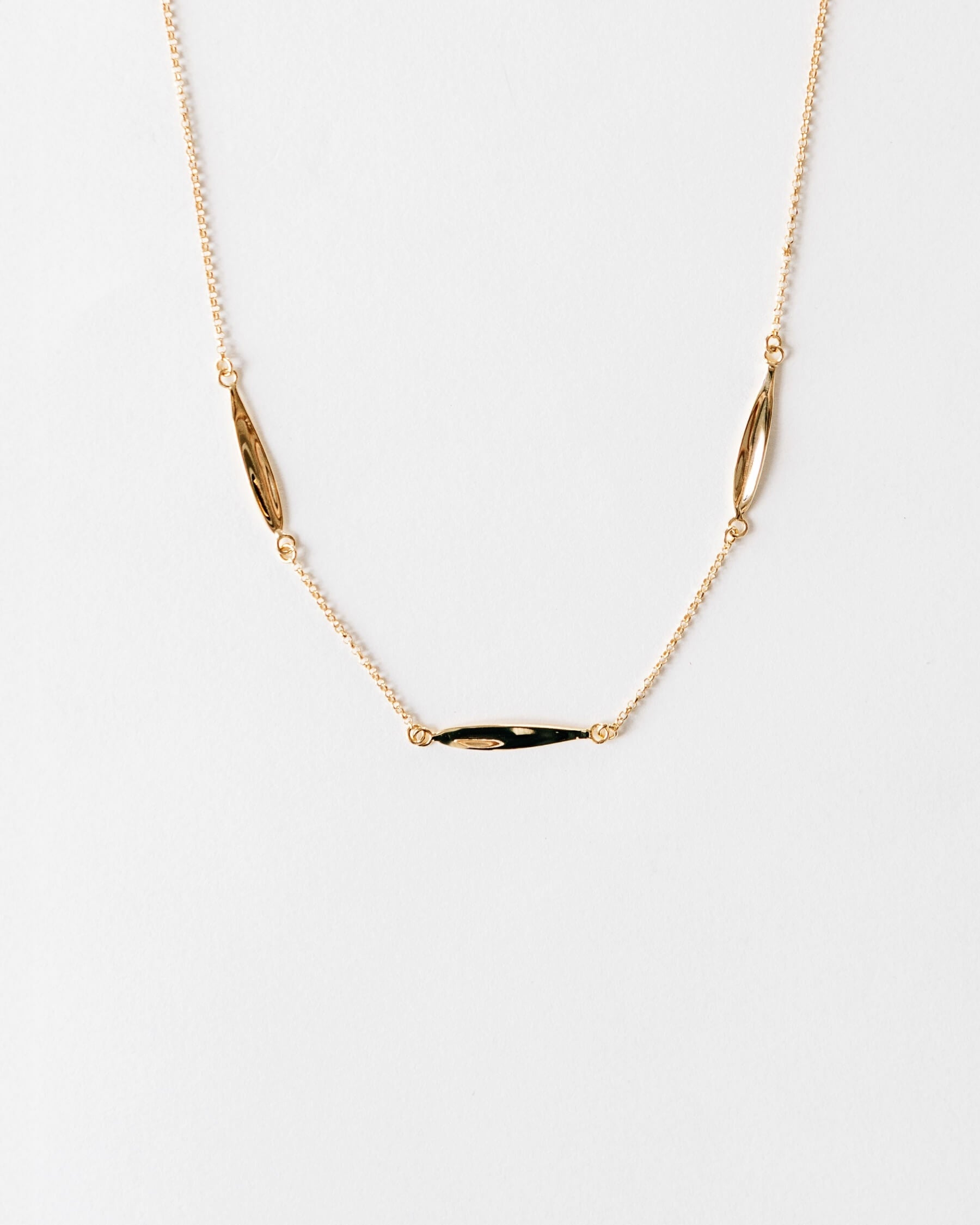 Halskedja med 3 stiliserade olivbladsformade plattor i guldpläterat 925 Sterling silver.
