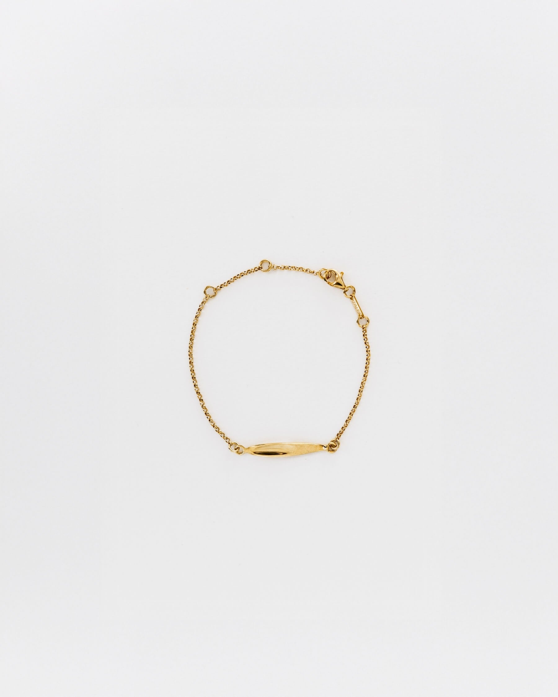 Tunn armkedja med en stiliserad olivbladsformad platta i guldpläterat 925 Sterling silver.