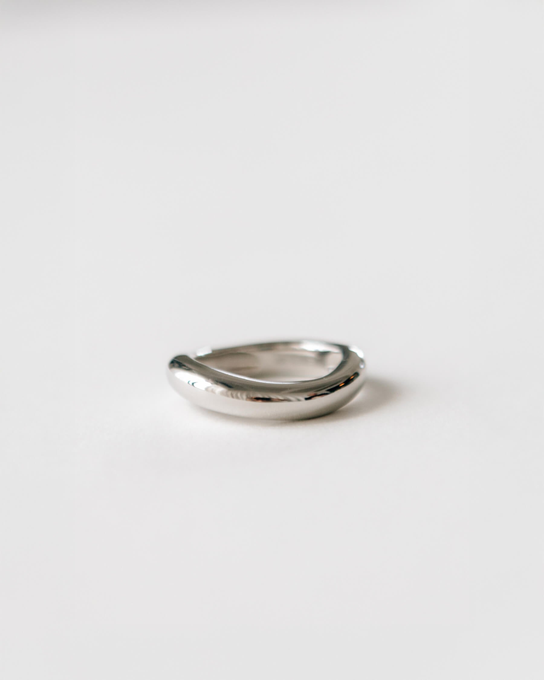 Blank vågformad och kupad ring i rhodiumpläterat 925 Sterling silver.