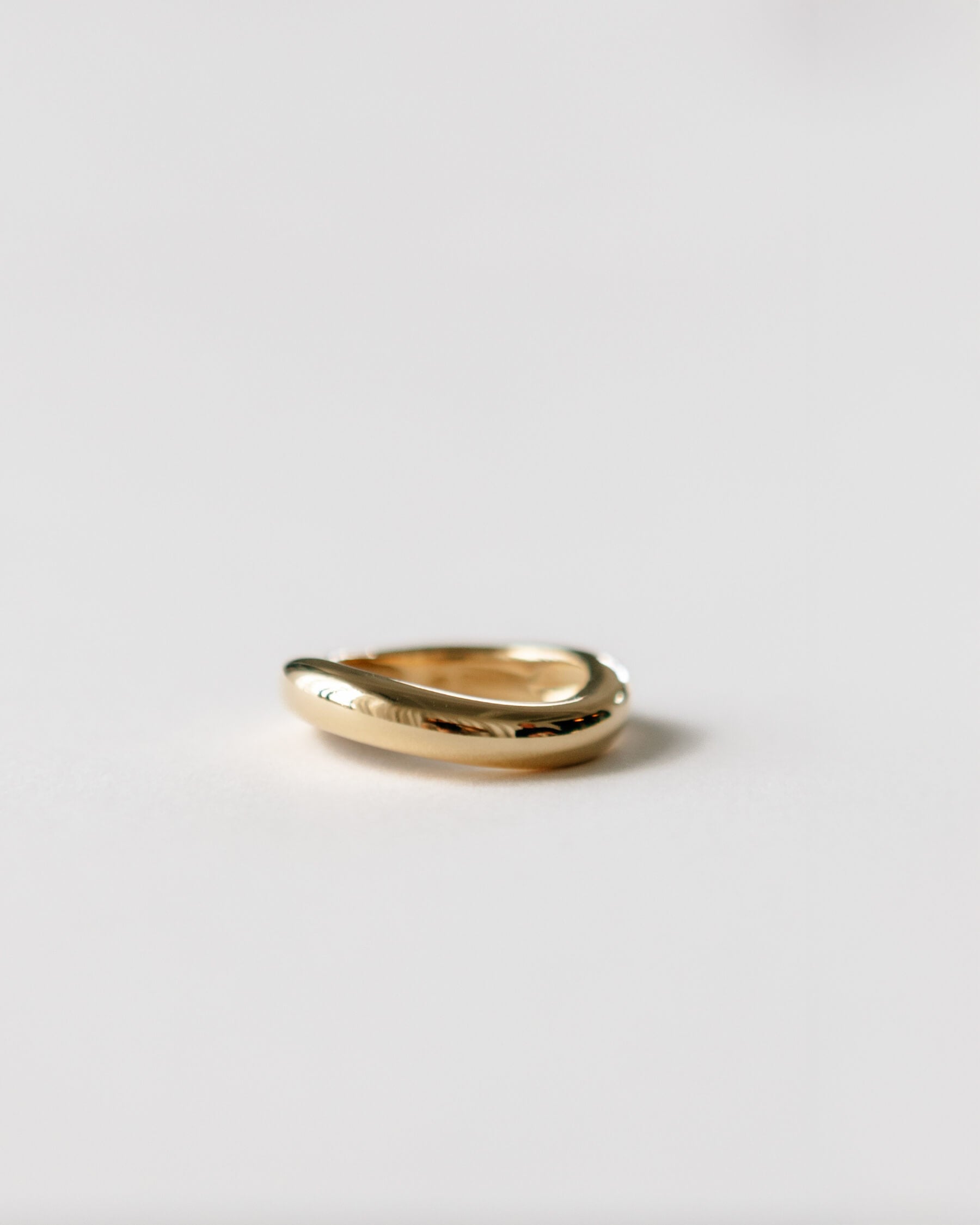 Blank vågformad och kupad ring i guldpläterat 925 Sterling silver.