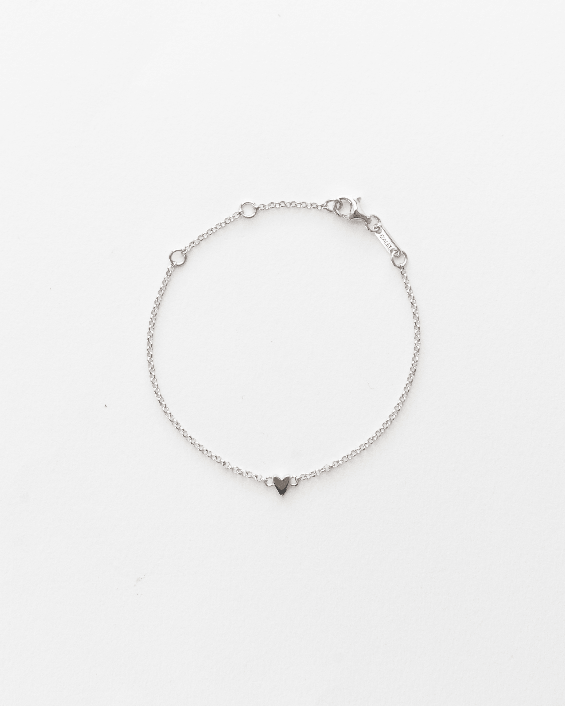 Tunn armkedja med ett litet fyllt hjärta i rhodiumpläterat 925 Sterling silver.