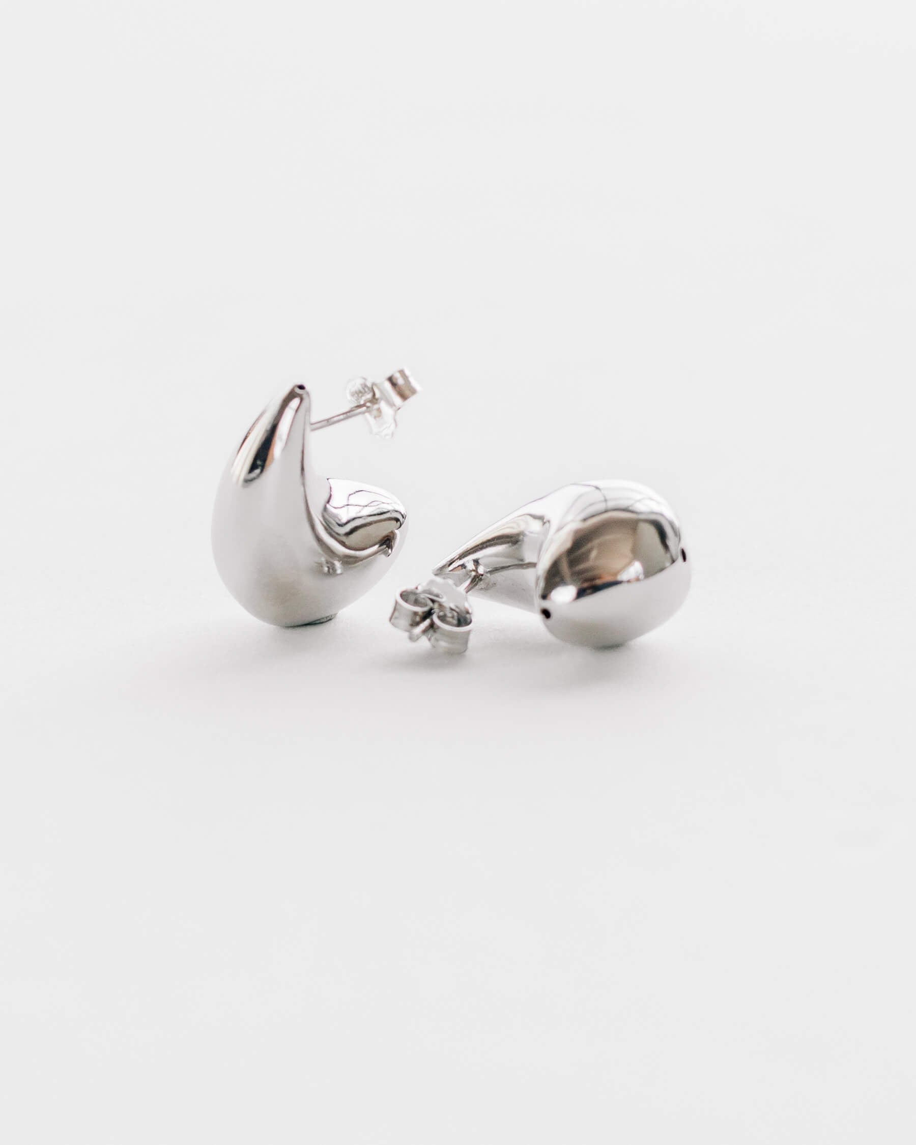 Stora droppformade örhängen i rhodiumpläterat 925 sterling silver.
